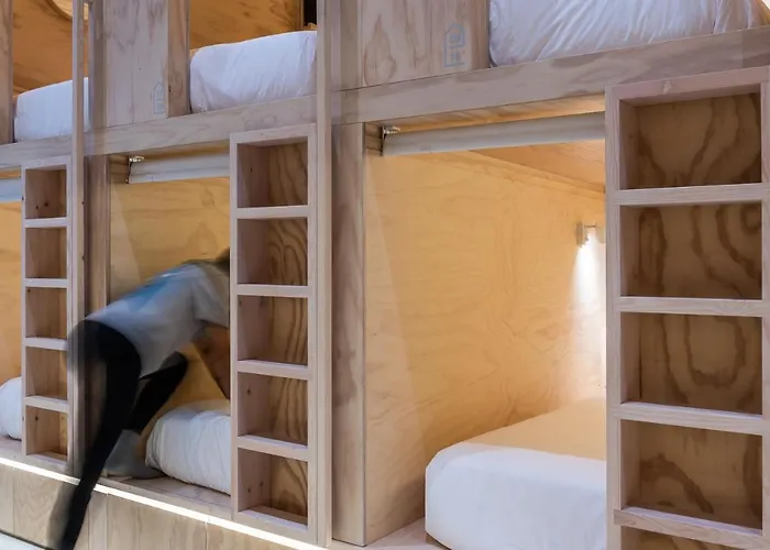 Colo Colo - Single Private Beds Hostal *