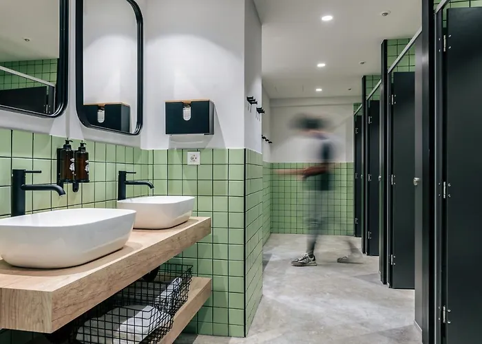 Colo Colo - Single Private Beds Hostal