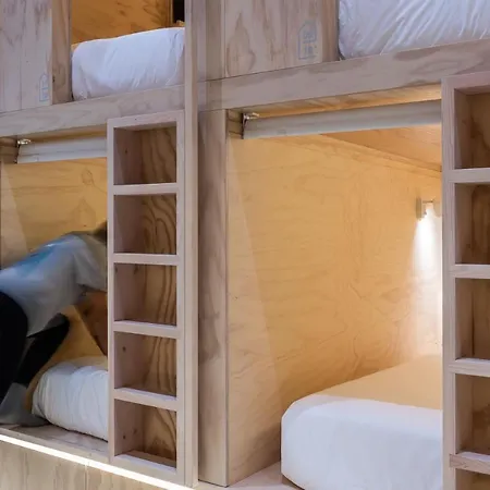 Colo Colo - Single Private Beds Hostel *