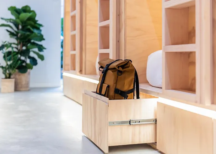 Colo Colo - Single Private Beds *